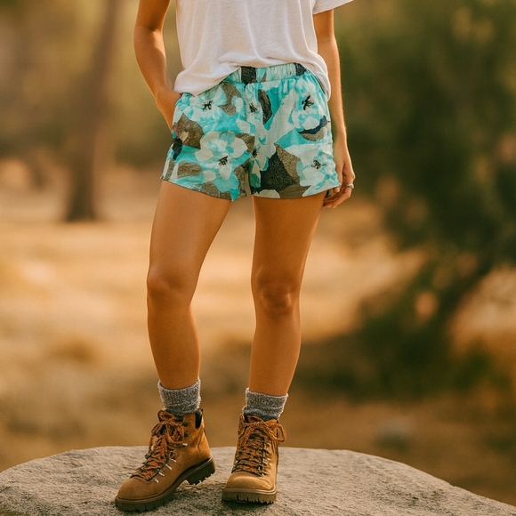 Patagonia Baggies Shorts M | Floral Howling Turquoise | Summer Hiking Coastal - Picture 1 of 15